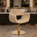 Friseurstuhl GLAM mit Premium-Hydraulik in modernem Salon, weiße Sitzschale und Barbershop-Atmosphäre.