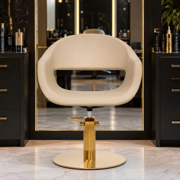 Friseurstuhl GLAM mit Premium-Hydraulik in modernem Salon, weiße Sitzschale und Barbershop-Atmosphäre.