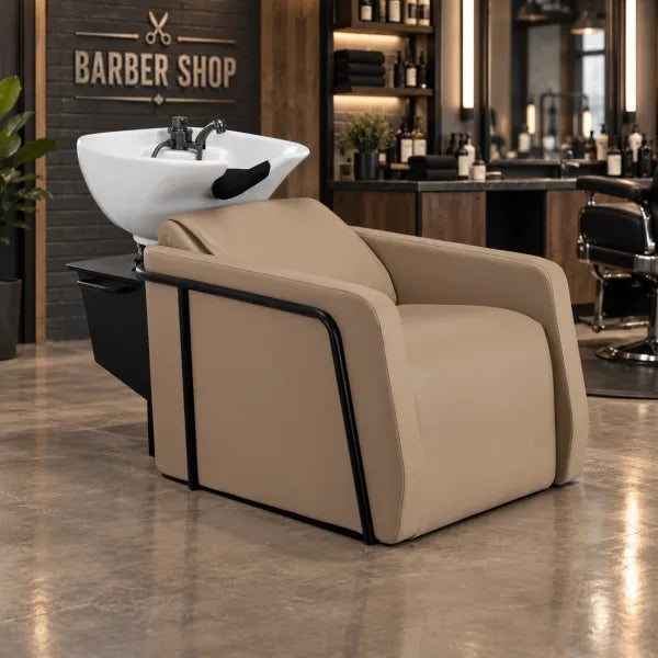 Ergonomisches Friseurwaschbecken mit Motorsteuerung, Weißes Waschbecken am beigen Friseurstuhl in modernem Salon