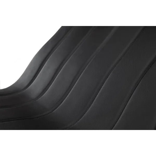 Nahaufnahme des geriffelten, schwarzen Polstermaterials eines modernen Friseur-Rückwärtswaschbeckens für den professionellen Salon-Einsatz.
