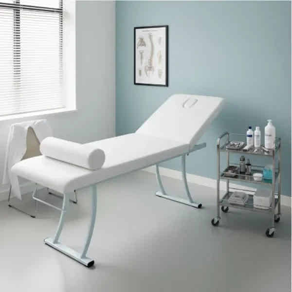 Kosmetikliege, Therapieliege Dors, Behandlungsliege in Weiß mit verstellbarer Rückenlehne