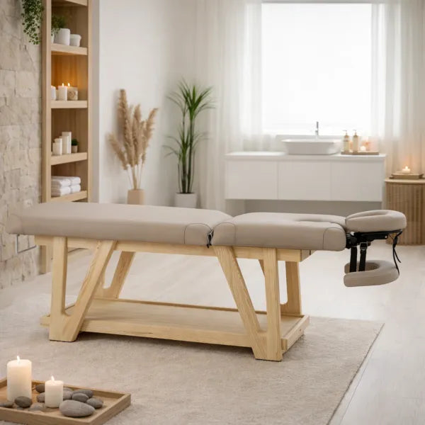 Massageliege Serr aus Holz, 2-Zonen Spa-Liege mit Kopfteil und Armlehnen, helles Design.