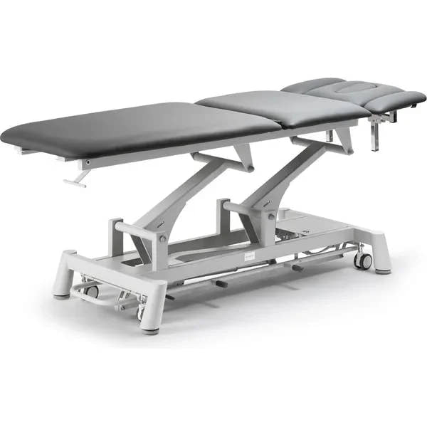 TITAN 304F Therapieliege mit elektrischer Höhenverstellung, grauer Polsterung und verstellbaren Armauflagen.