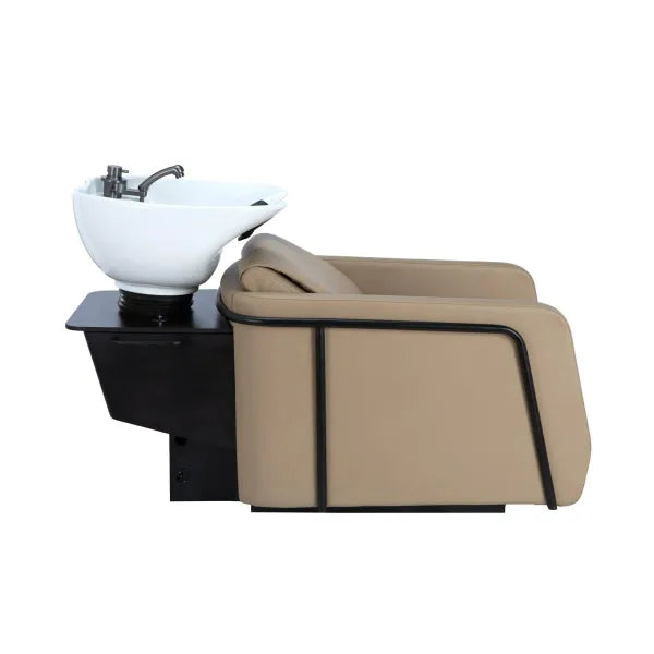 Ergonomisches Friseurwaschbecken mit Rückwärtswaschanlage, beiger Sessel und schwarzem Unterbau für höchsten wash-Comfort.