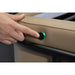 Finger drückt grünen Motorsteuerungs-Button am beige gepolsterten Rand eines modernen Friseur-Waschbeckens.