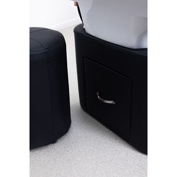 SIMPLY Head Spa Liege mit Keramikbecken, schwarzem Unterbau, Ablagefach und Hocker im Behandlungsbereich