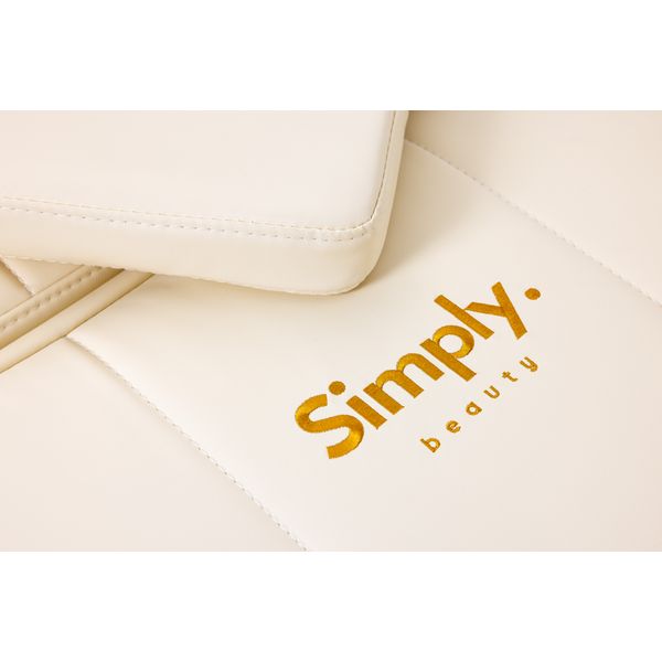 Weiße SIMPLY Head Spa-Liege mit cremefarbenem Bezug und orangefarbenem Logo