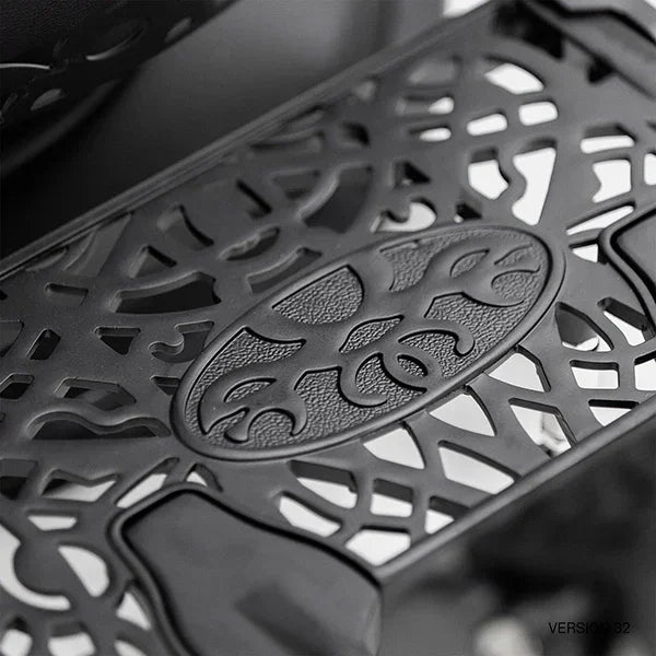 MAE-Logo auf Metallgitterdetail, Teil des Premium Friseur-Salon-Sets MAE Barberstuhl & MIDI Waschanlage.