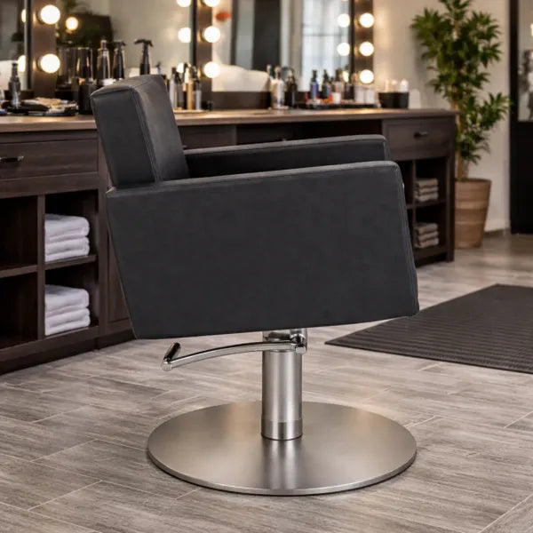 Friseurstuhl Flirty mit Hydraulikpumpe auf runder Metallbasis, elegantes Profi-Design im Salon.