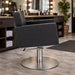 Friseurstuhl Flirty mit Hydraulikpumpe auf runder Metallbasis, elegantes Profi-Design im Salon.