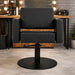 Friseurstuhl Flirty – eleganter, schwarzer Profi-Friseurstuhl mit Hydraulikpumpe und Armlehnen im Salon.