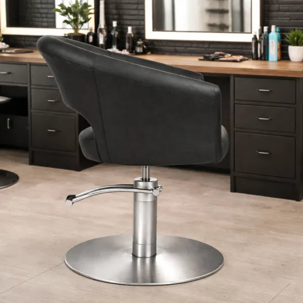 Friseurstuhl Cosmo – Luxuriöser schwarzer Salonstuhl mit verstellbarer Höhe und Edelstahl-Fußbasis.