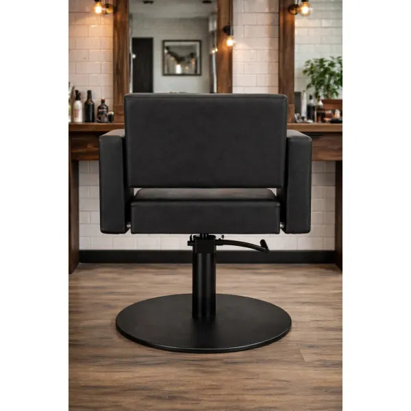 Friseurstuhl Flirty – eleganter Profi-Friseurstuhl mit Hydraulikpumpe, schwarzer Sitz im Salon.