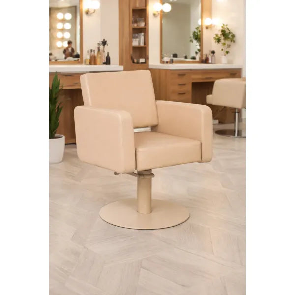 Friseurstuhl Flirty – eleganter Profi-Salonstuhl mit Hydraulikpumpe, beiges Polster im Friseursalon.