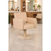 Friseurstuhl Flirty – eleganter Profi-Salonstuhl mit Hydraulikpumpe, beiges Polster im Friseursalon.