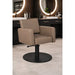 Friseurstuhl Flirty – Eleganter Profi Friseurstuhl mit Hydraulikpumpe, beiges Leder, runder schwarzer Sockel im Salon.