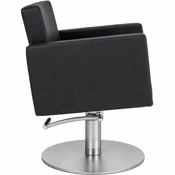 Friseurstuhl Flirty – schwarzer Profi-Stuhl mit Hydraulikpumpe, runder Metallbasis und Armlehnen.