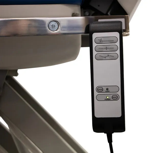 Elektrischer Gynäkologiestuhl Iliaq mit drei Motoren und Bedienelement zur Verstellung der Position