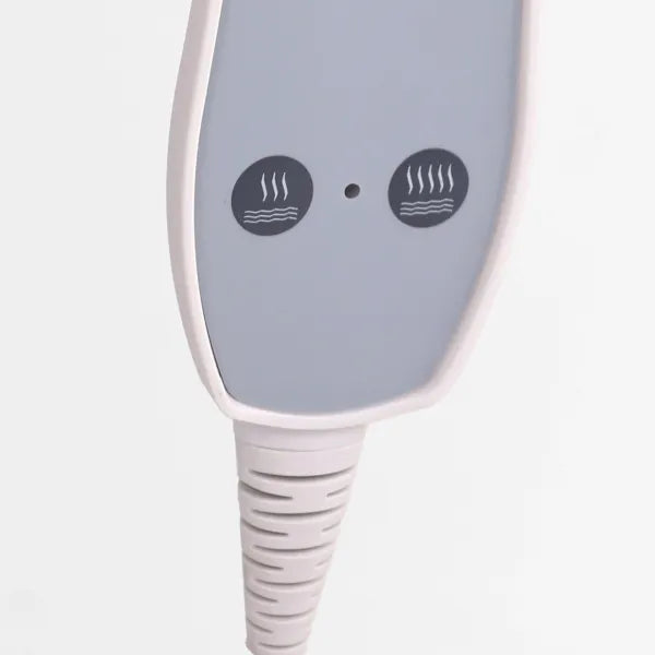 Nahaufnahme der Steuereinheit der TROCH+ Spa-Liege mit Heizsymbolen