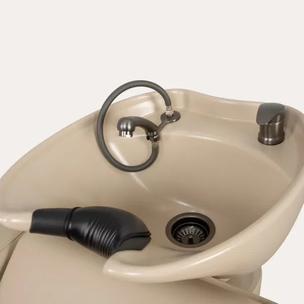 Beiges KALANI AIR Friseurwaschbecken mit Massagefunktion, Handbrause, Abfluss und ergonomischer Kopfstütze.