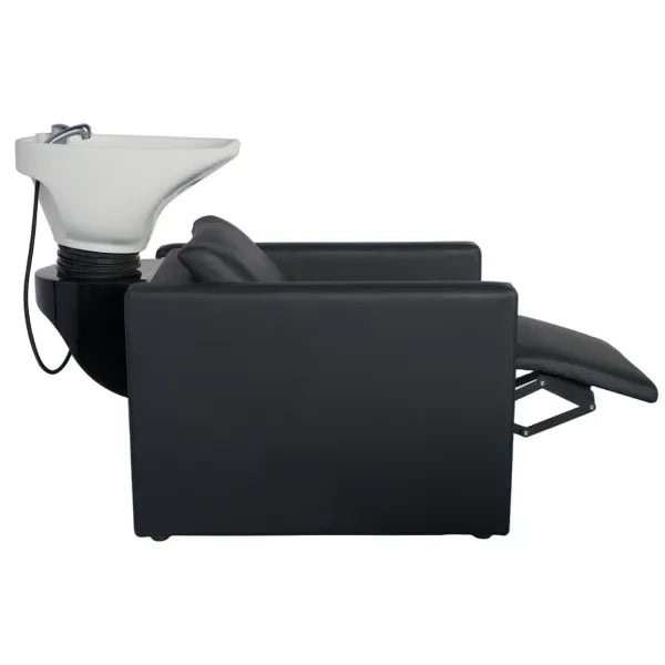 Rückwärtiges Friseurwaschbecken mit weißem Becken, schwarzem Polstermöbel und ausgefahrener elektrischer Fußstütze.