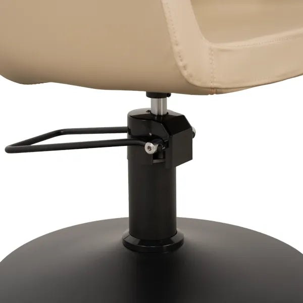 Nahaufnahme der schwarzen Premium-Hydraulik und des Fußrings eines beige gepolsterten Friseurstuhls für moderne Salons.