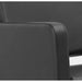 Nahaufnahme der schwarzen PVC-Polsterung und Armlehne des Friseurstuhls CLASS Q.