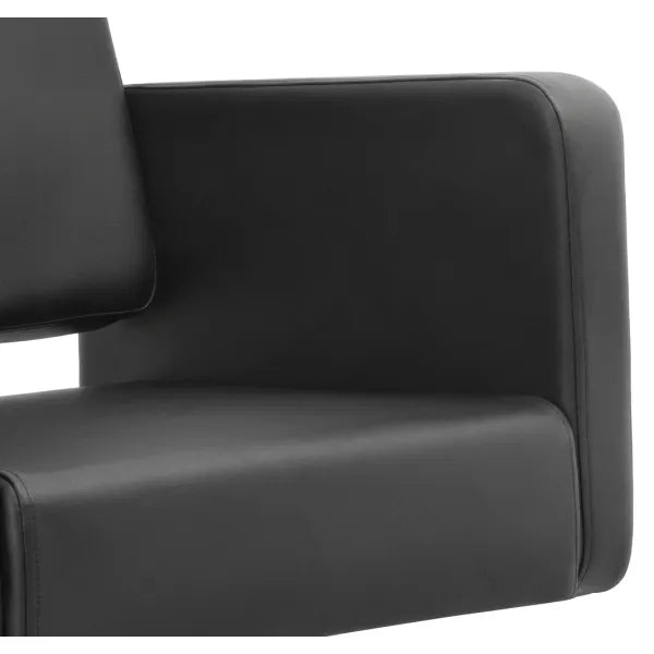 Nahaufnahme des schwarzen Sitz- und Armlehnenbereichs eines hydraulisch höhenverstellbaren Friseurstuhls für den professionellen Salongebrauch.