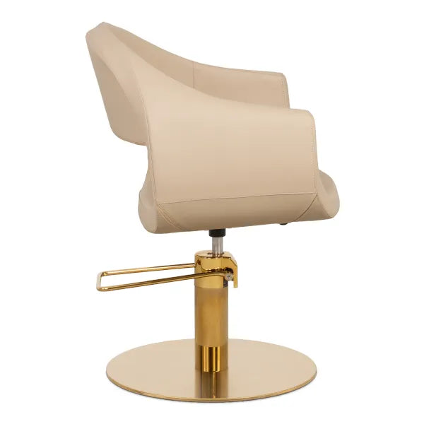 Beiger Friseurstuhl GLAM mit eleganter Polyster-Optik und goldfarbenem Hydrauliksockel für modernes Salon-Design.