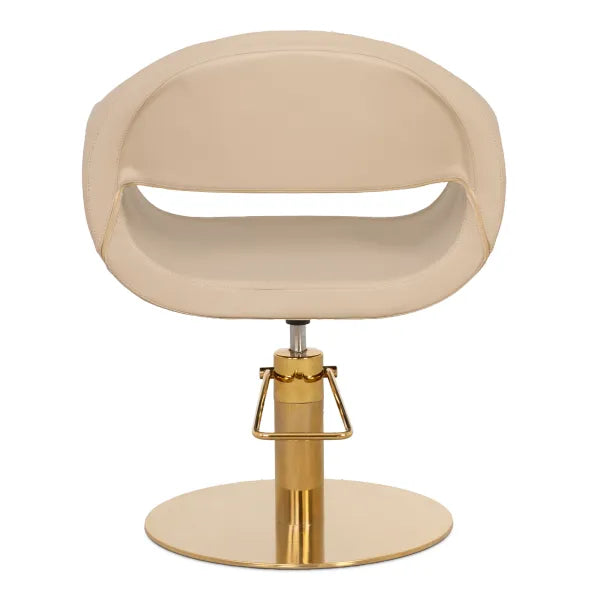 Moderner Friseurstuhl in Beige mit ovaler Sitzschale, goldfarbener Hydraulik und runder Grundplatte für stilvolle Salons.