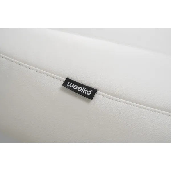 Nahaufnahme weißes Leder mit schwarzem Weelko-Label auf Kosmetikliege-Bezug.