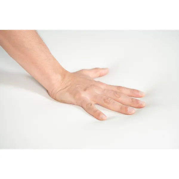 Nahaufnahme einer Hand auf weißer Oberfläche.