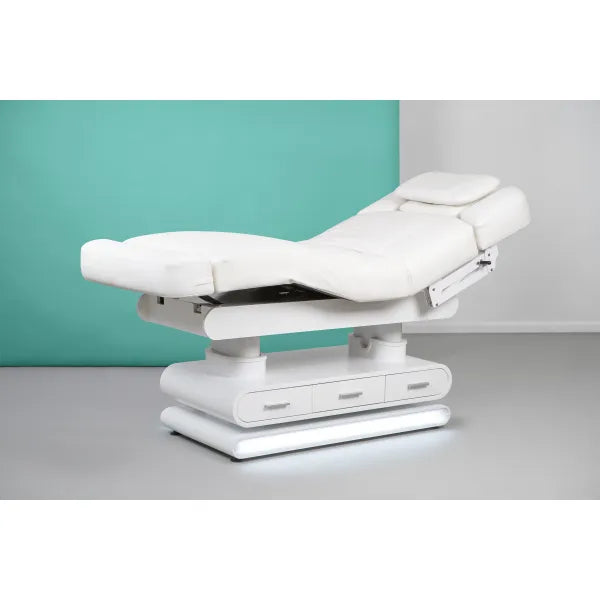 Weiße Massageliege mit LED-Unterbodenlicht, Schubladen, abnehmbares Kopfteil, verstellbare Rückenlehne und Fußstütze.