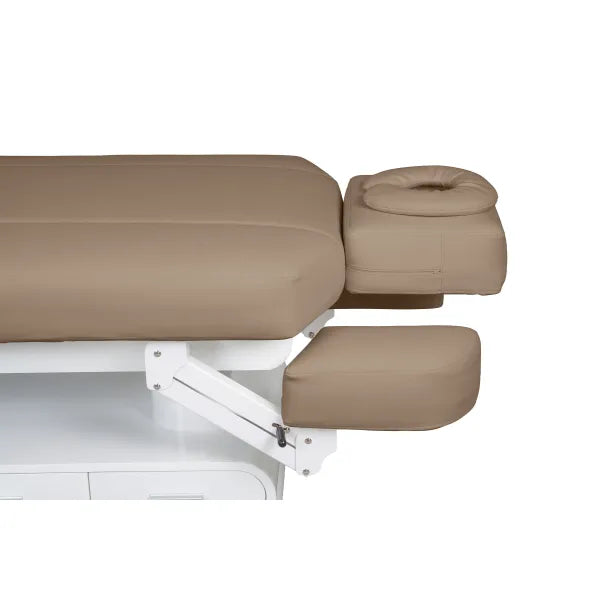Beige Massageliege mit abnehmbaren Kopfteil, ausziehbarer Fußstütze und weißer Metallbasis.