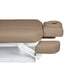 Beige Massageliege mit abnehmbaren Kopfteil, ausziehbarer Fußstütze und weißer Metallbasis.