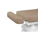 Beigefarbene elektrische Massageliege mit verstellbaren Armlehnen und LED-Beleuchtung auf weißem Gestell.