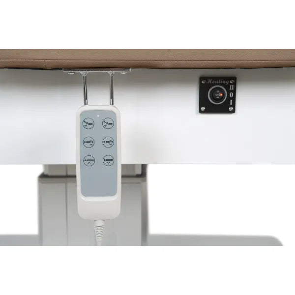 Fernbedienung mit Tasten an elektrischer Massageliege; Heizsystemsteuerung sichtbar