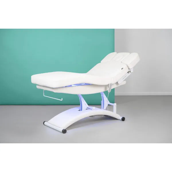 Beheizbare Massageliege: Bedienfeld mit LED-Display (60°C) und beleuchteten Knöpfen am braunen Bezug.