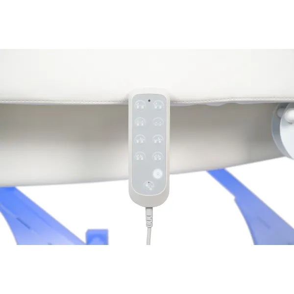 Beheizbare Massageliege: Bedienfeld mit LED-Display (60°C) und beleuchteten Knöpfen am braunen Bezug.