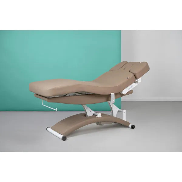 Beheizbare Massageliege: Bedienfeld mit LED-Display (60°C) und beleuchteten Knöpfen am braunen Bezug.