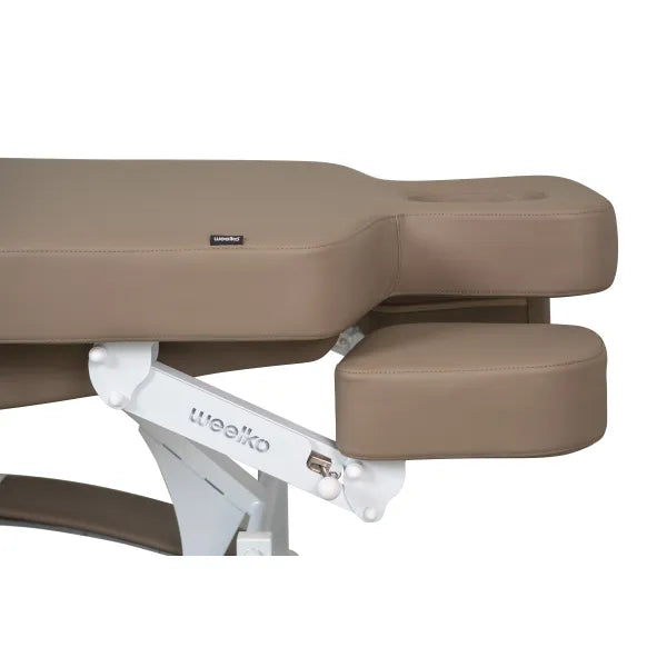 Beige Beheizbare Massageliege mit verstellbarer Arm- und Beinauflage, weißes gebogenes Metallgestell
