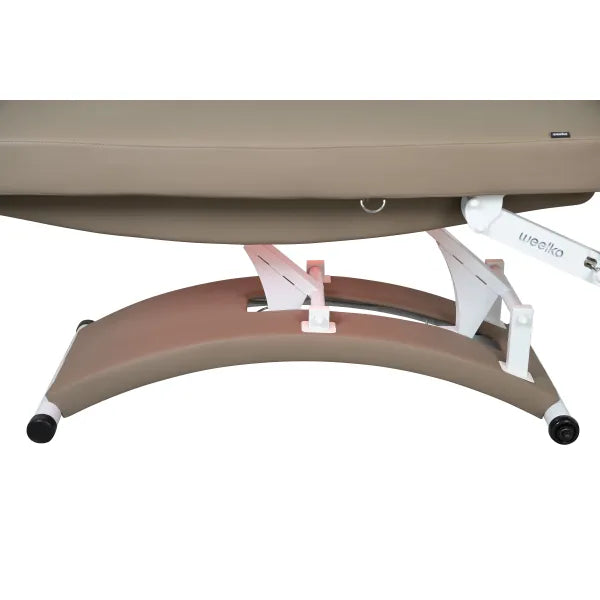 Beheizbare Massageliege: Bedienfeld mit LED-Display (60°C) und beleuchteten Knöpfen am braunen Bezug.
