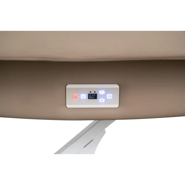 Beheizbare Massageliege: Bedienfeld mit LED-Display (60°C) und beleuchteten Knöpfen am braunen Bezug.