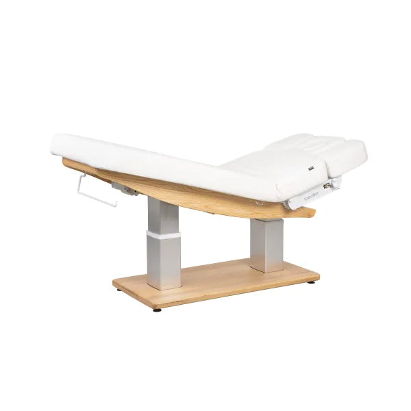 Elektrische Massageliege mit Holzgestell, weiß gepolsterte Liegefläche, höhen- und neigungsverstellbar.