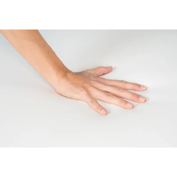 Nahaufnahme einer Hand auf einer glatten, hellen Oberfläche.