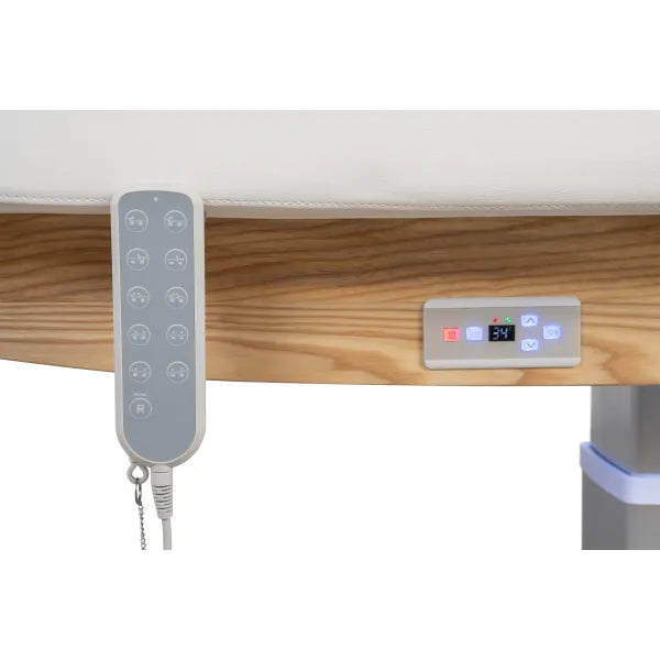 Fernbedienung und Digitalsteuerung einer elektrisch verstellbaren Massageliege mit Heizfunktion und Holzoberflächen.