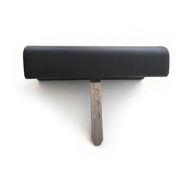 Schwarze Kopfstütze des SPA-Pediküre-Sessels mit Holzträger und drei Bedienelementen.