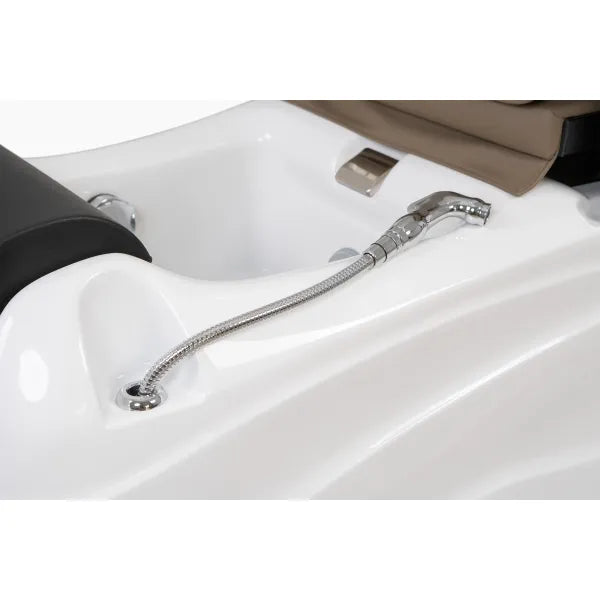 Verchromte Pediküre-Waschbecken-Armatur mit flexiblem Schlauch am Becken eines Luxus-Pediküre-Stuhls