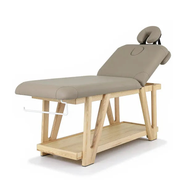 Massageliege Serr aus Holz, 2-Zonen, Kopfteil & Armlehnen, beige Polster, Ablageboden.