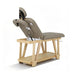 Massageliege Serr aus Holz, 2-Zonen Spa-Kosmetikliege mit Kopfteil und Armlehnen, beige Polsterung.